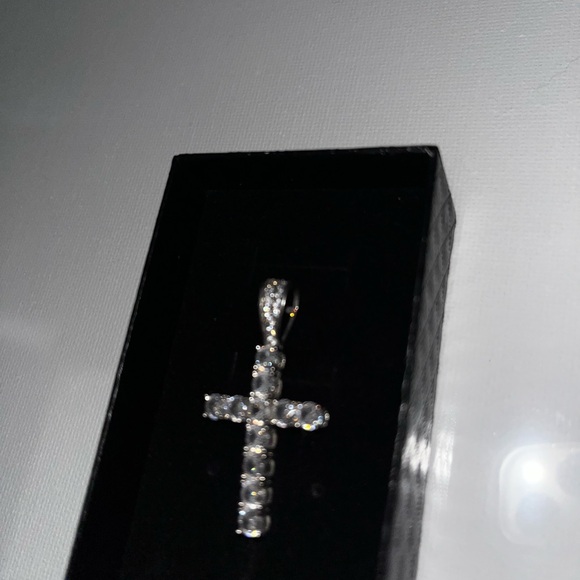 BRAND NEW SILVER DIAMOND CROSS PENDANT‼️ - Picture 5 of 13